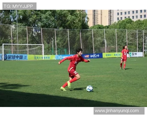 深入采访女生足球明星分享她们的成长故事与赛场精彩瞬间